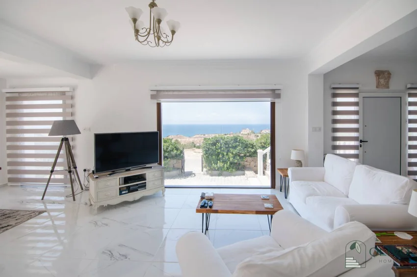 Girne Bahçeli'de Büyüleyici Deniz Manzaralı 4 Yatak Odalı Şık Villa