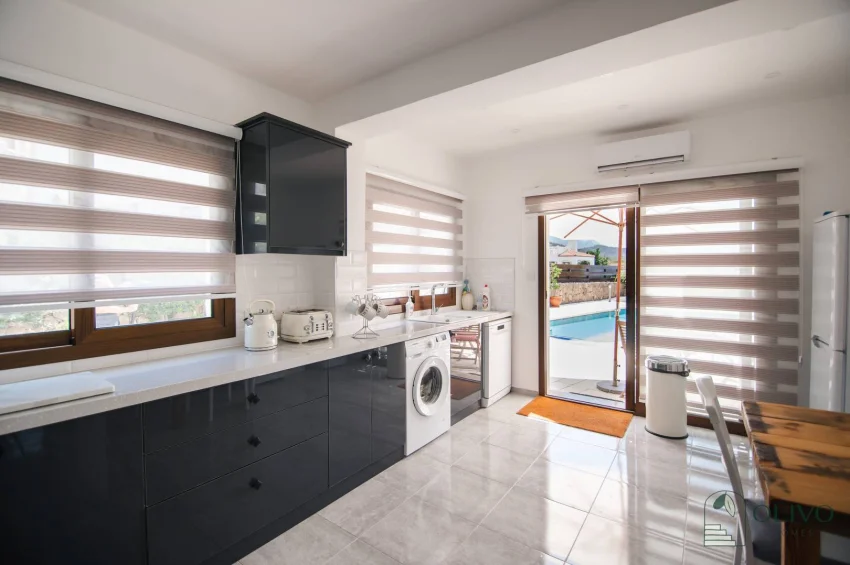 Girne Bahçeli'de Büyüleyici Deniz Manzaralı 4 Yatak Odalı Şık Villa