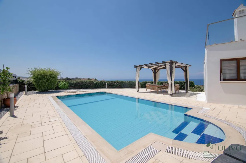 Girne Bahçeli'de Büyüleyici Deniz Manzaralı 4 Yatak Odalı Şık Villa