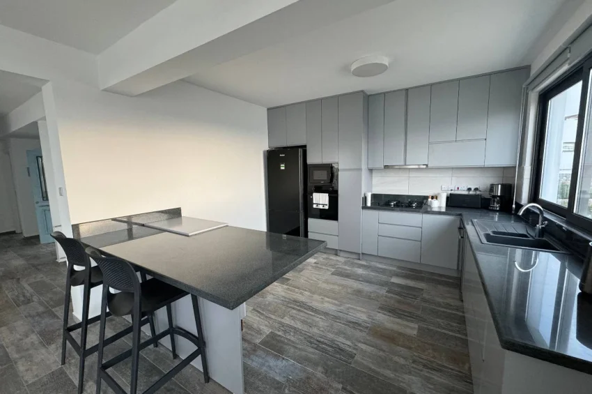 Geräumiges Penthouse-Apartment mit 2 Schlafzimmer und Meerblick