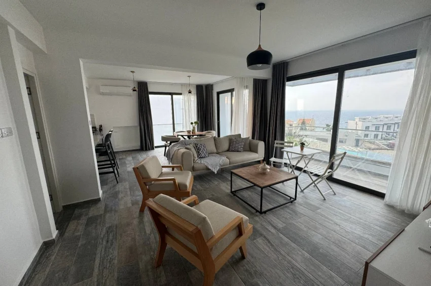 Geräumiges Penthouse-Apartment mit 2 Schlafzimmer und Meerblick