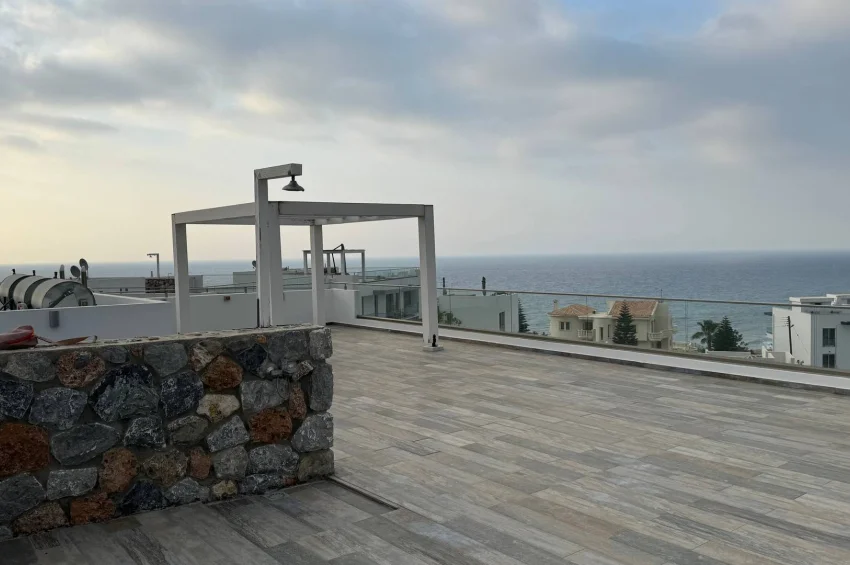 Geräumiges Penthouse-Apartment mit 2 Schlafzimmer und Meerblick