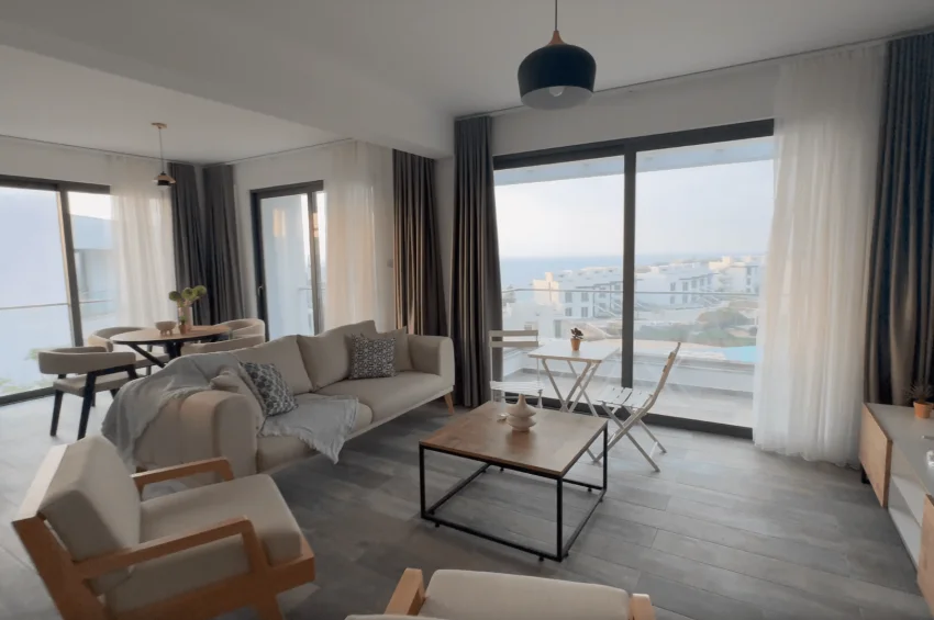 Geräumiges Penthouse-Apartment mit 2 Schlafzimmer und Meerblick