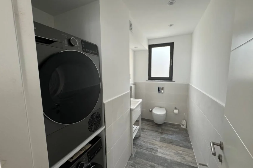 Geräumiges Penthouse-Apartment mit 2 Schlafzimmer und Meerblick