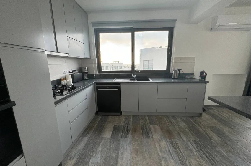 Geräumiges Penthouse-Apartment mit 2 Schlafzimmer und Meerblick