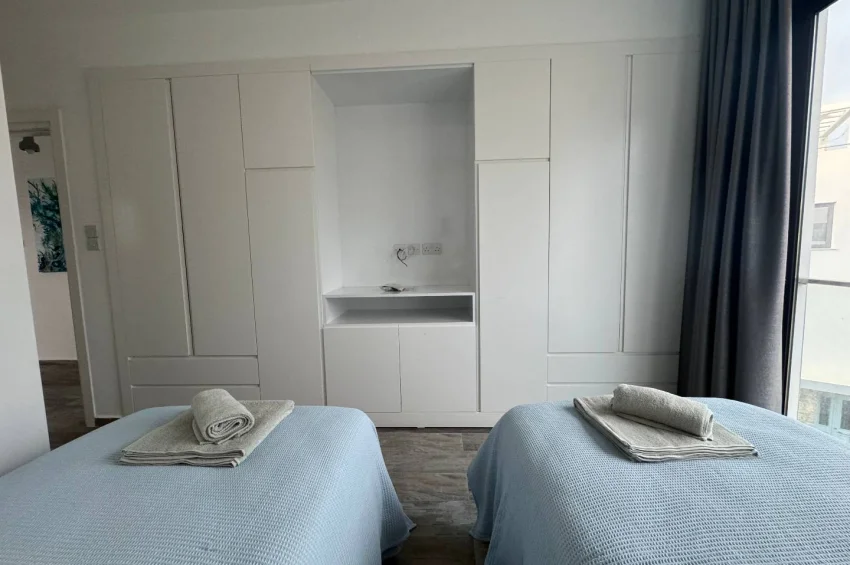 Geräumiges Penthouse-Apartment mit 2 Schlafzimmer und Meerblick