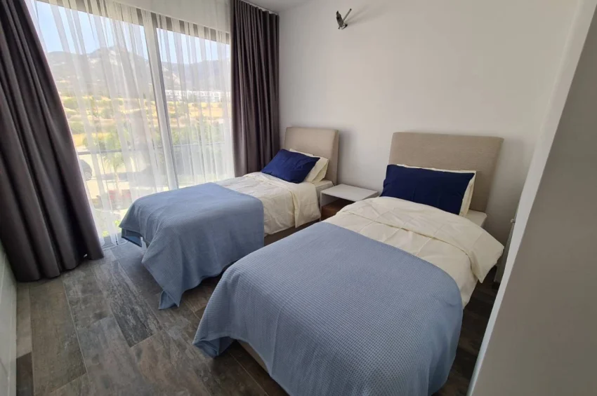 Geräumiges Penthouse-Apartment mit 2 Schlafzimmer und Meerblick