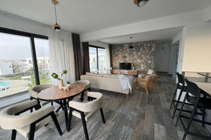 Geräumiges Penthouse-Apartment mit 2 Schlafzimmer und Meerblick