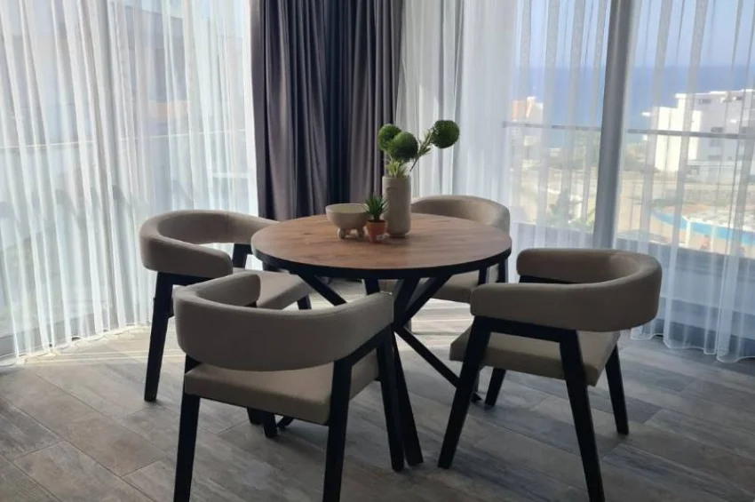Geräumiges Penthouse-Apartment mit 2 Schlafzimmer und Meerblick