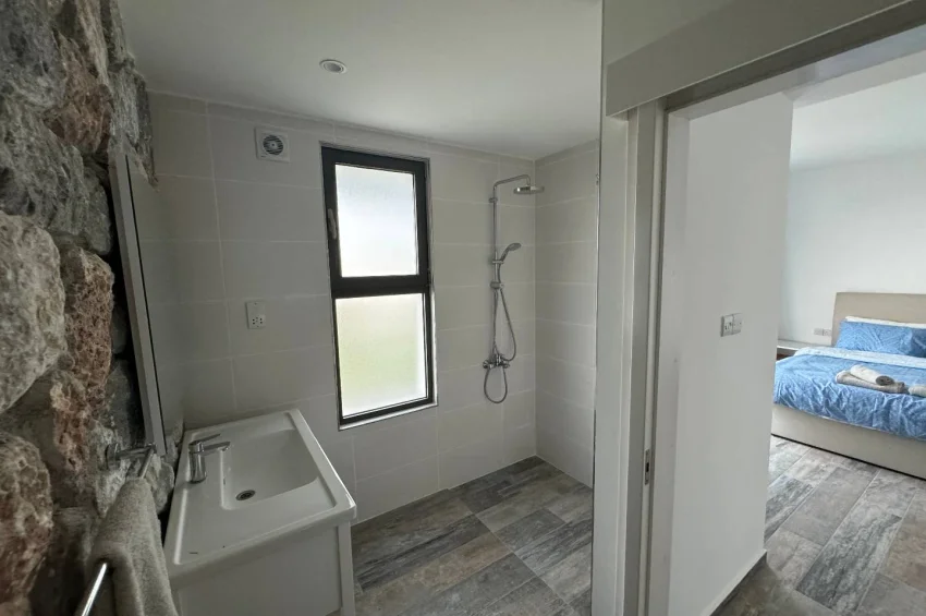 Geräumiges Penthouse-Apartment mit 2 Schlafzimmer und Meerblick