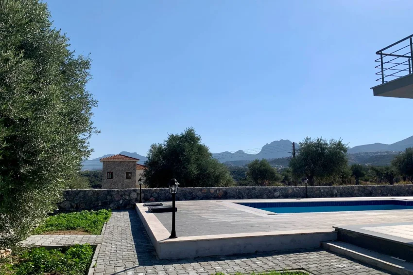 Modern Brand 4 sovrum villa i Catalkoy med pool, havsutsikt