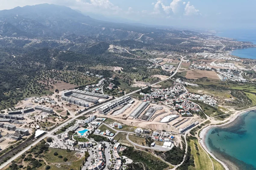 2-rumsvilla (parhus) i Esentepe Bahçeli med privat pool inom gångavstånd till havet