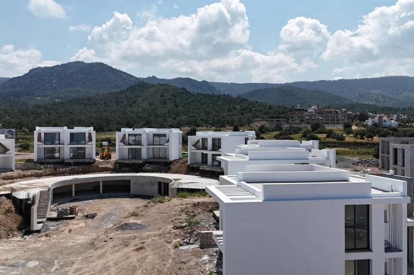2-rumsvilla (parhus) i Esentepe Bahçeli med privat pool inom gångavstånd till havet