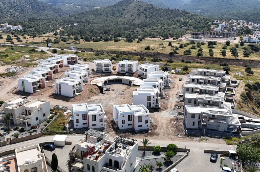 2-rumsvilla (parhus) i Esentepe Bahçeli med privat pool inom gångavstånd till havet