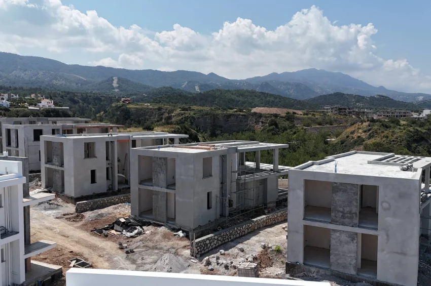 2-rumsvilla (parhus) i Esentepe Bahçeli med privat pool inom gångavstånd till havet