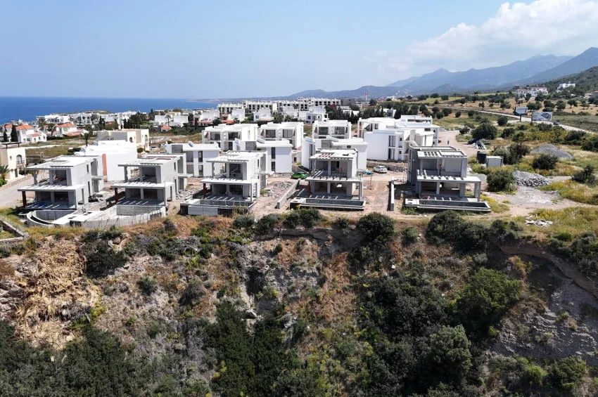 2-rumsvilla (parhus) i Esentepe Bahçeli med privat pool inom gångavstånd till havet
