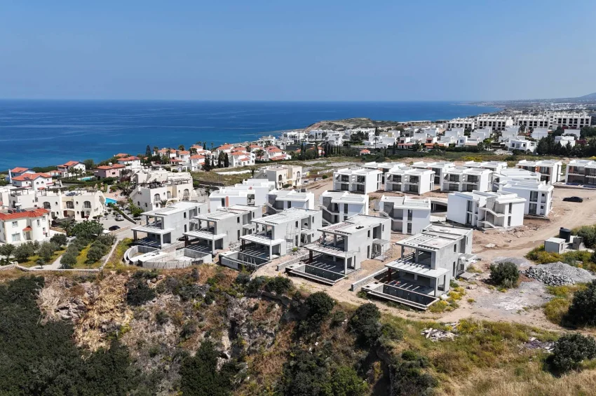 2-rumsvilla (parhus) i Esentepe Bahçeli med privat pool inom gångavstånd till havet