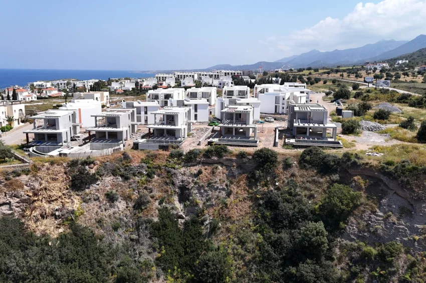 2-rumsvilla (parhus) i Esentepe Bahçeli med privat pool inom gångavstånd till havet