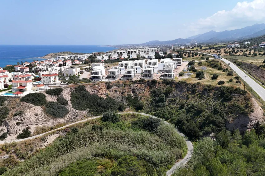 2-rumsvilla (parhus) i Esentepe Bahçeli med privat pool inom gångavstånd till havet