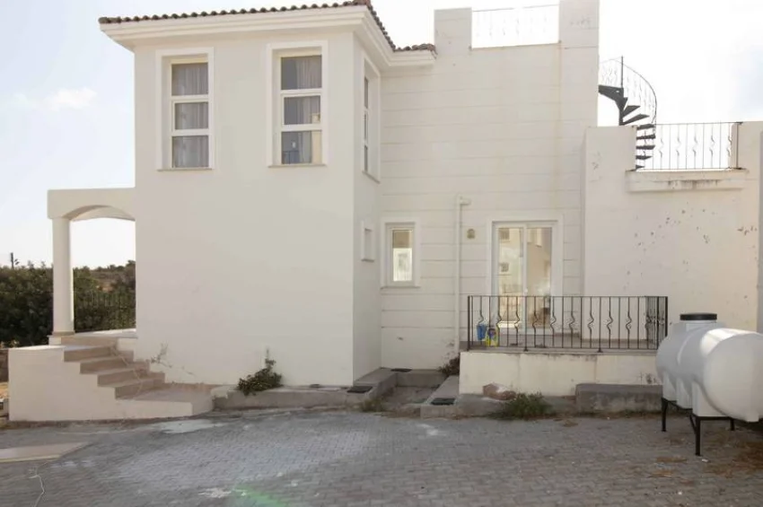 3 Schlafzimmer Villa zum Wiederverkauf mit Dachterrasse in Karsiyaka