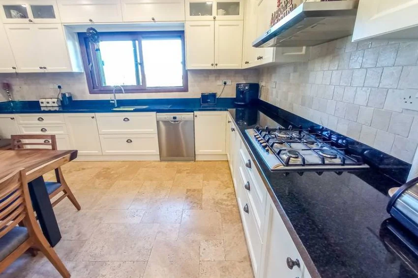Özanköy'de Özel Havuzlu ve Muhteşem Manzaralı 4 Yatak Odalı Şık Villa