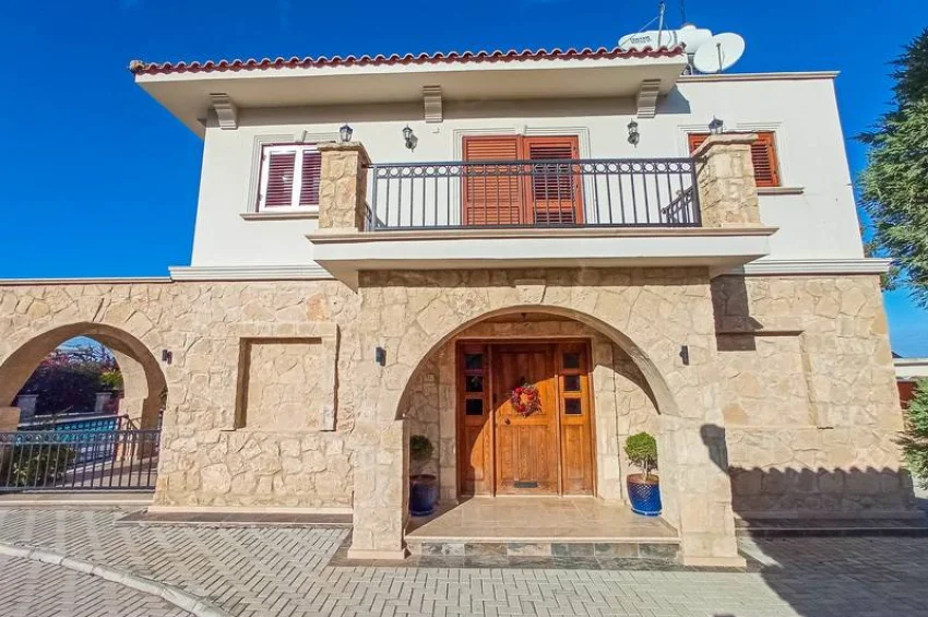 Özanköy'de Özel Havuzlu ve Muhteşem Manzaralı 4 Yatak Odalı Şık Villa