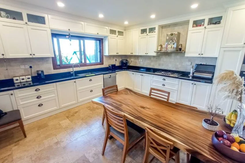 Özanköy'de Özel Havuzlu ve Muhteşem Manzaralı 4 Yatak Odalı Şık Villa