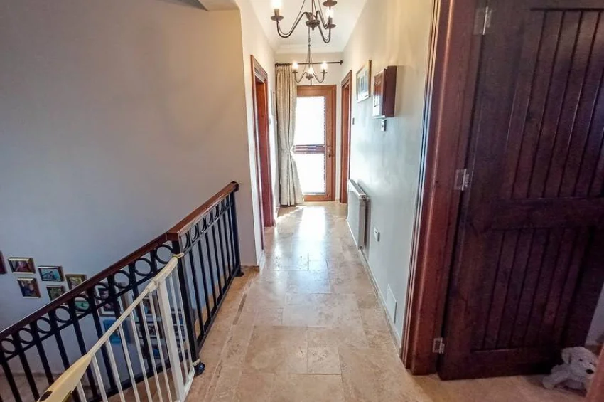 Özanköy'de Özel Havuzlu ve Muhteşem Manzaralı 4 Yatak Odalı Şık Villa