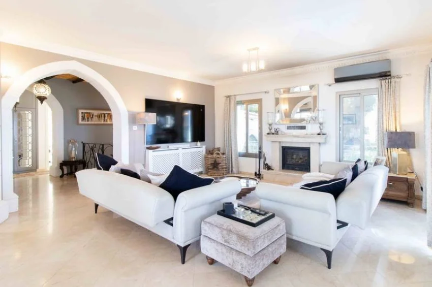 4 Bedroom Mediterranean Villa with Stunning Panoramic Views and Infinity Pool