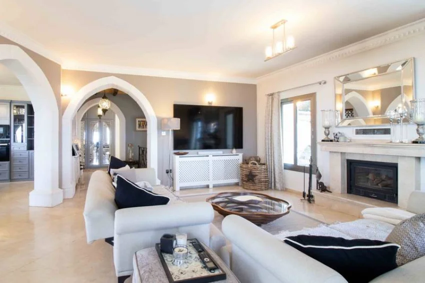 4 Bedroom Mediterranean Villa with Stunning Panoramic Views and Infinity Pool