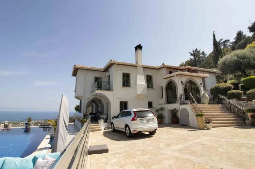 4 Bedroom Mediterranean Villa with Stunning Panoramic Views and Infinity Pool