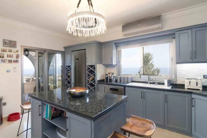 4 Bedroom Mediterranean Villa with Stunning Panoramic Views and Infinity Pool