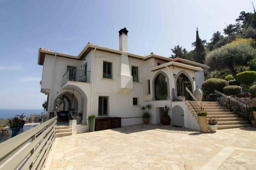 4 Bedroom Mediterranean Villa with Stunning Panoramic Views and Infinity Pool