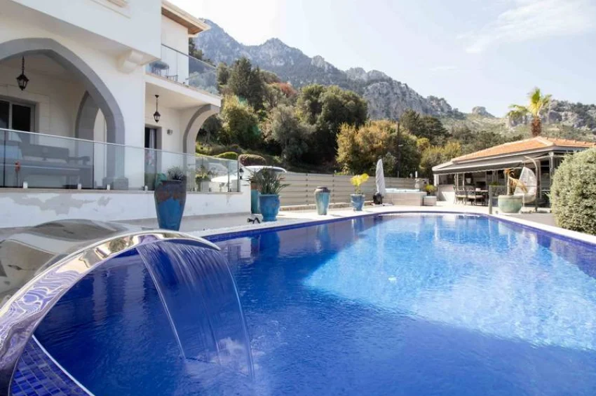 4 Bedroom Mediterranean Villa with Stunning Panoramic Views and Infinity Pool