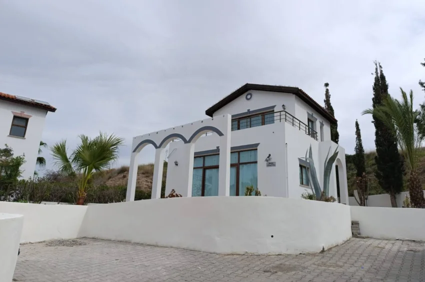 Eksklusiv Triplex Villa ved Sjøen med Panoramautsikt