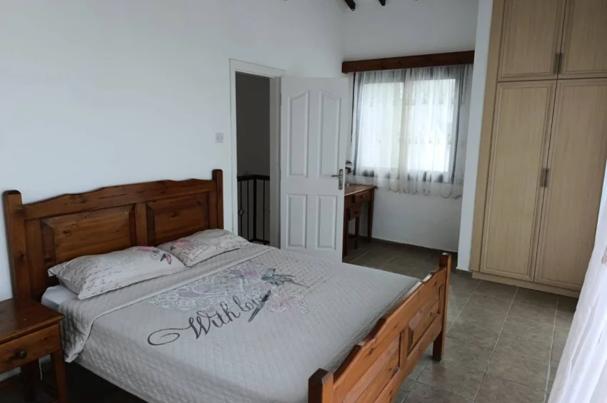Eksklusiv Triplex Villa ved Sjøen med Panoramautsikt