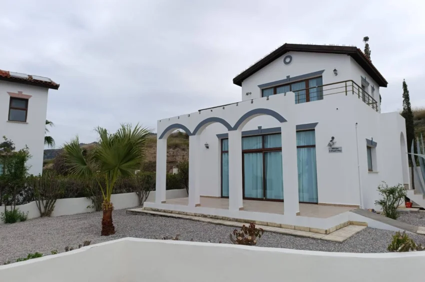 Eksklusiv Triplex Villa ved Sjøen med Panoramautsikt