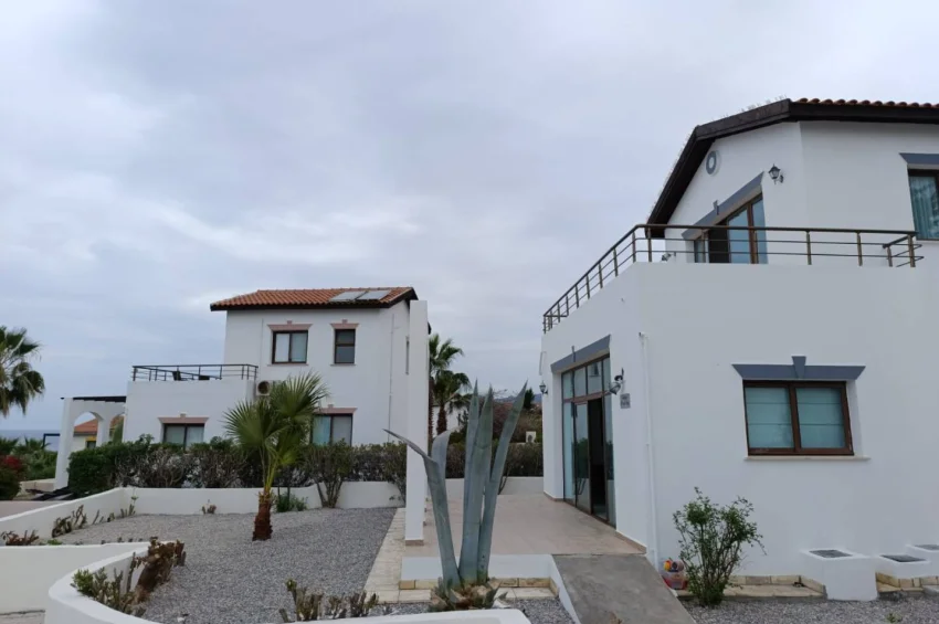 Eksklusiv Triplex Villa ved Sjøen med Panoramautsikt