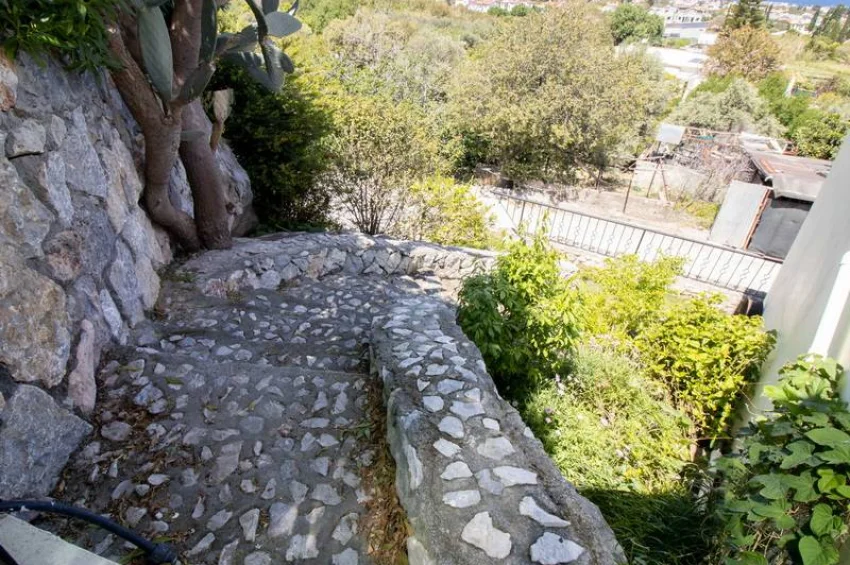 Lapta’da Muhteşem Deniz ve Dağ Manzaralı Şirin 3 Yatak Odalı Bungalov