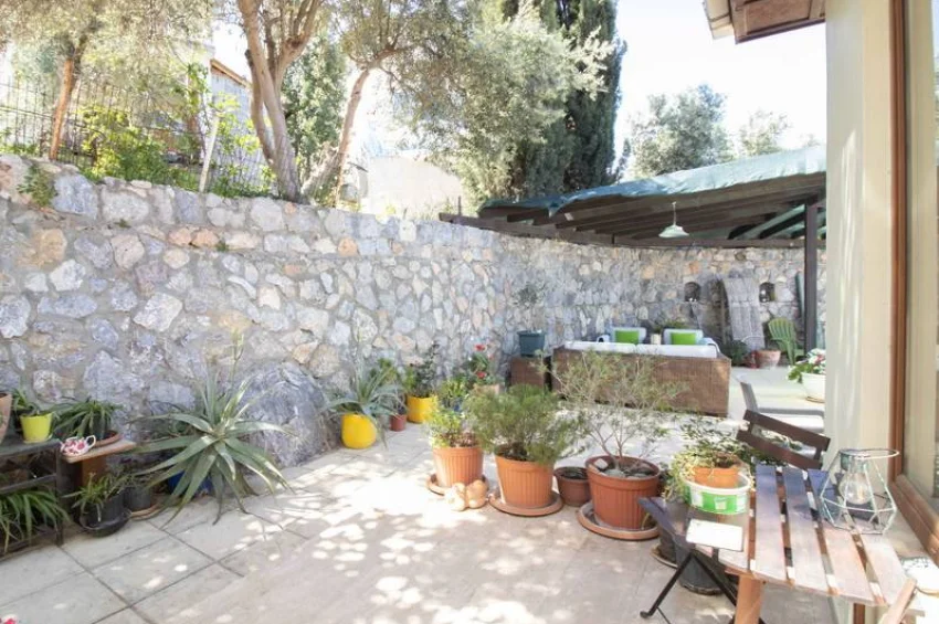 Lapta’da Muhteşem Deniz ve Dağ Manzaralı Şirin 3 Yatak Odalı Bungalov
