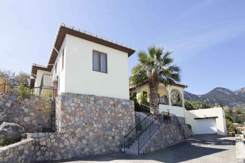 Lapta’da Muhteşem Deniz ve Dağ Manzaralı Şirin 3 Yatak Odalı Bungalov