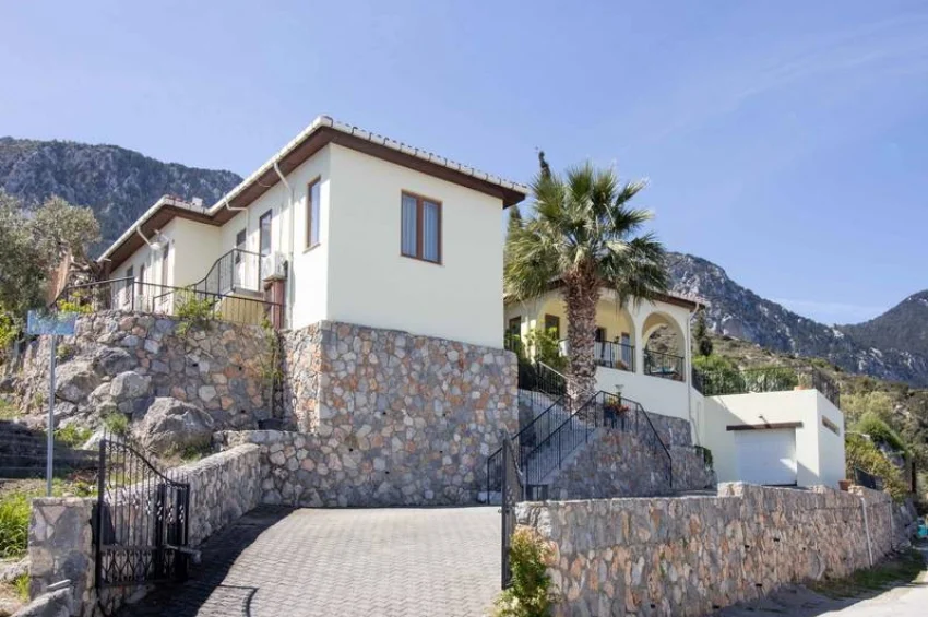 Lapta’da Muhteşem Deniz ve Dağ Manzaralı Şirin 3 Yatak Odalı Bungalov