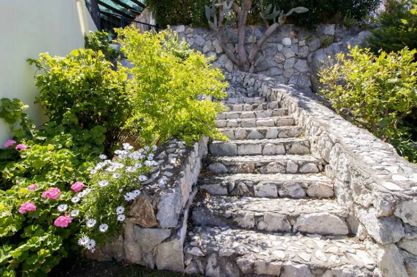 Lapta’da Muhteşem Deniz ve Dağ Manzaralı Şirin 3 Yatak Odalı Bungalov