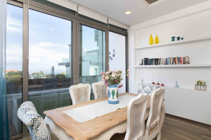 Romslig 4+1 Villa med Privat Basseng og Hav- og Fjellutsikt i Alsancak