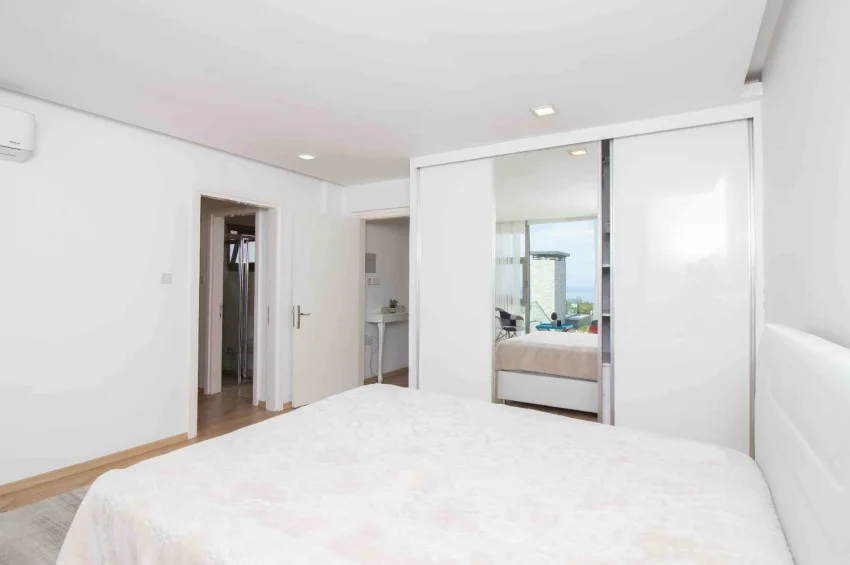 Romslig 4+1 Villa med Privat Basseng og Hav- og Fjellutsikt i Alsancak