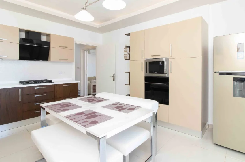 Romslig 4+1 Villa med Privat Basseng og Hav- og Fjellutsikt i Alsancak