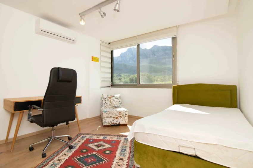Romslig 4+1 Villa med Privat Basseng og Hav- og Fjellutsikt i Alsancak
