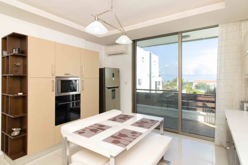 Romslig 4+1 Villa med Privat Basseng og Hav- og Fjellutsikt i Alsancak
