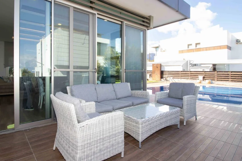 Romslig 4+1 Villa med Privat Basseng og Hav- og Fjellutsikt i Alsancak