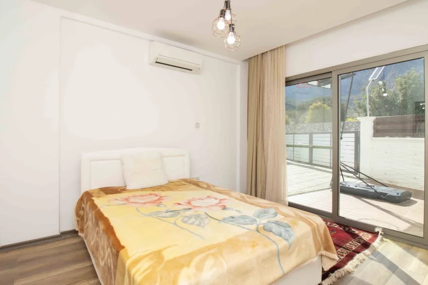 Romslig 4+1 Villa med Privat Basseng og Hav- og Fjellutsikt i Alsancak